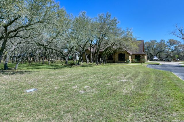 204 fawn, Floresville, TX 78114
