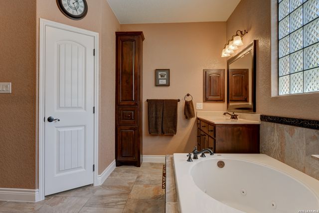 204 fawn, Floresville, TX 78114