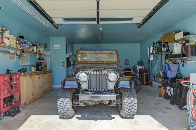 204 fawn, Floresville, TX 78114