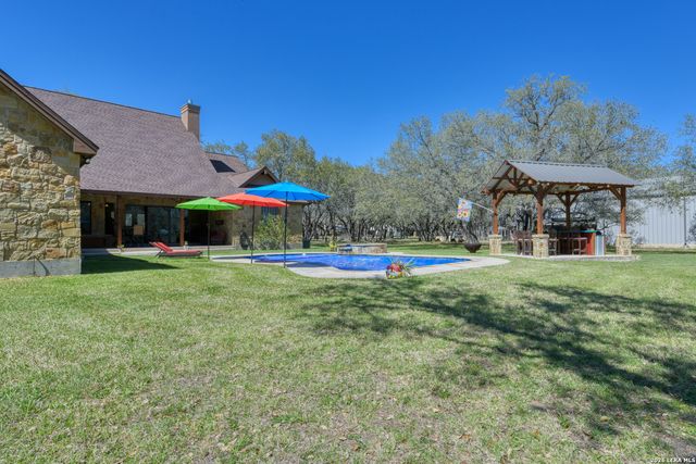 204 fawn, Floresville, TX 78114