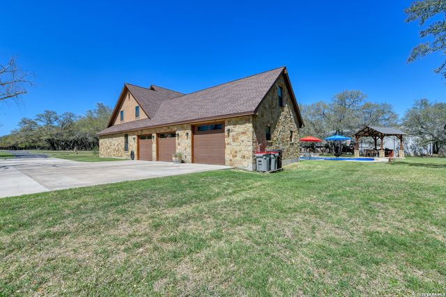 204 fawn, Floresville, TX 78114