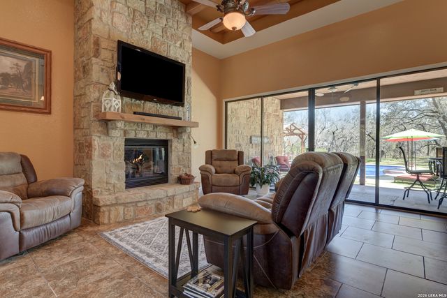 204 fawn, Floresville, TX 78114