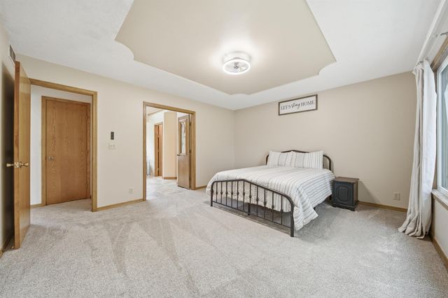 2504 N Meadow Grove Cir, Wichita, KS 67205