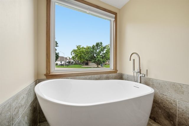2504 N Meadow Grove Cir, Wichita, KS 67205