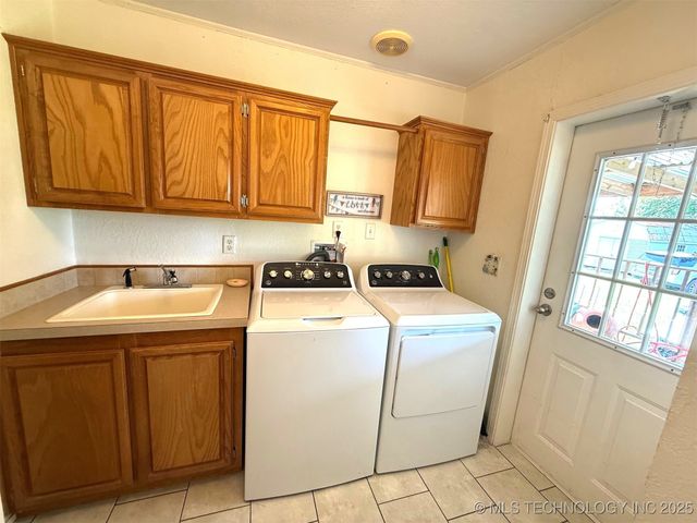 8352 Chestnut Road, Henryetta, OK 74437