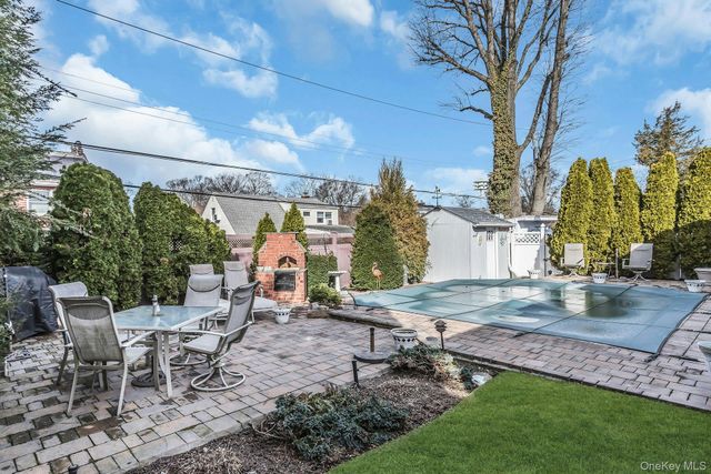 5 Sherwood Road, Glen Cove, NY 11542