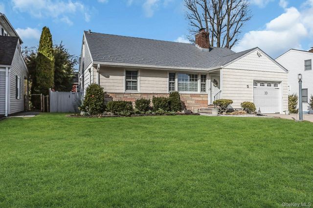 5 Sherwood Road, Glen Cove, NY 11542