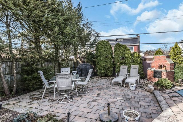 5 Sherwood Road, Glen Cove, NY 11542