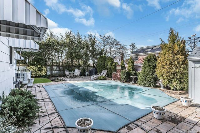 5 Sherwood Road, Glen Cove, NY 11542