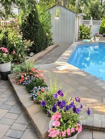 5 Sherwood Road, Glen Cove, NY 11542