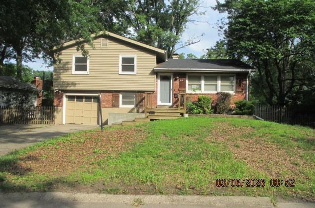 618 NW Kay Drive, Lee's Summit, MO 64063