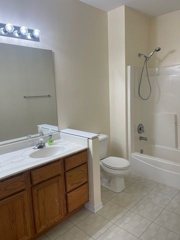 3243 Stratford Court 2C, Lake Bluff, IL 60044