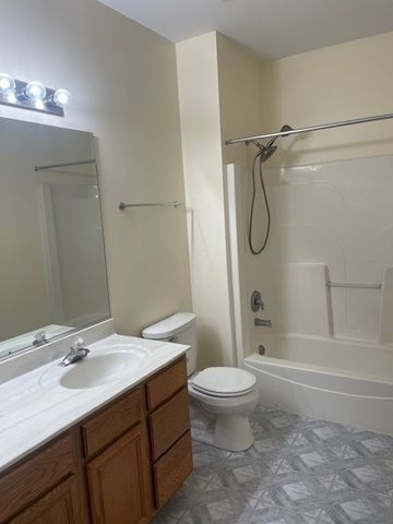 3243 Stratford Court 2C, Lake Bluff, IL 60044