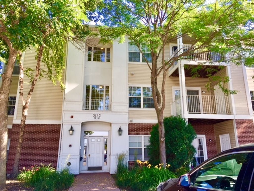3243 Stratford Court 2C, Lake Bluff, IL 60044