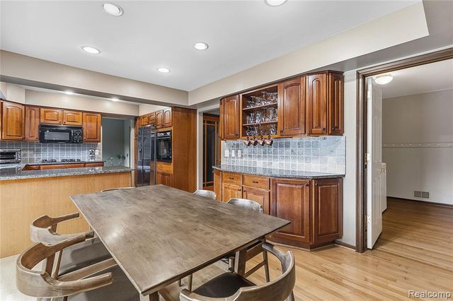 2066 Jeffrey Drive, Troy, MI 48085