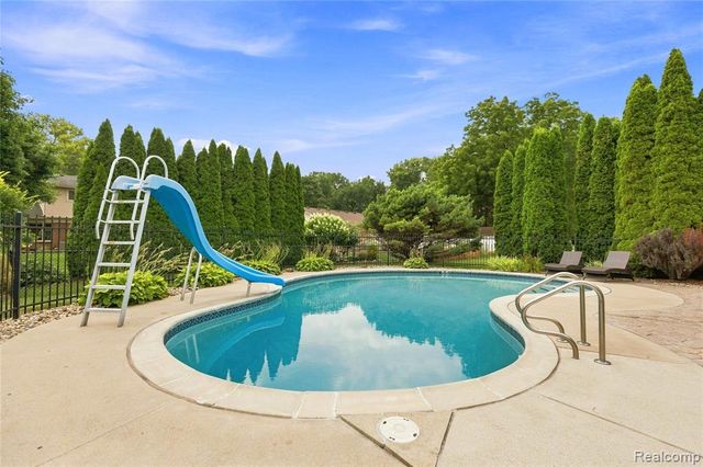 2066 Jeffrey Drive, Troy, MI 48085