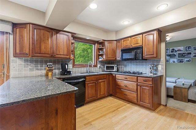 2066 Jeffrey Drive, Troy, MI 48085