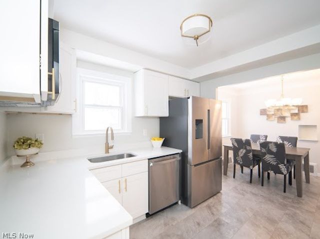 1662 Hawthorne Drive, Mayfield Heights, OH 44124