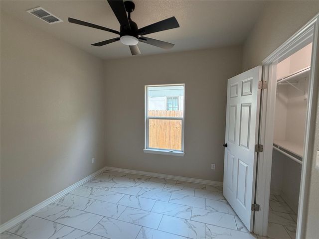 811 5th ST, Lockhart, TX 78644