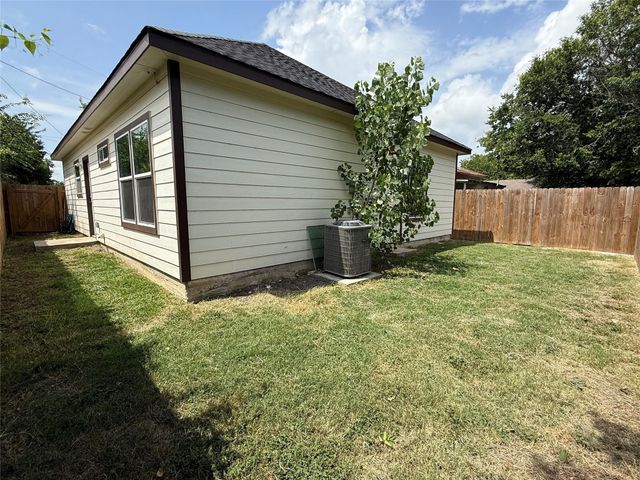 811 5th ST, Lockhart, TX 78644