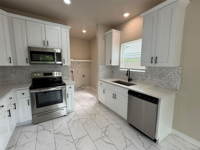 811 5th ST, Lockhart, TX 78644