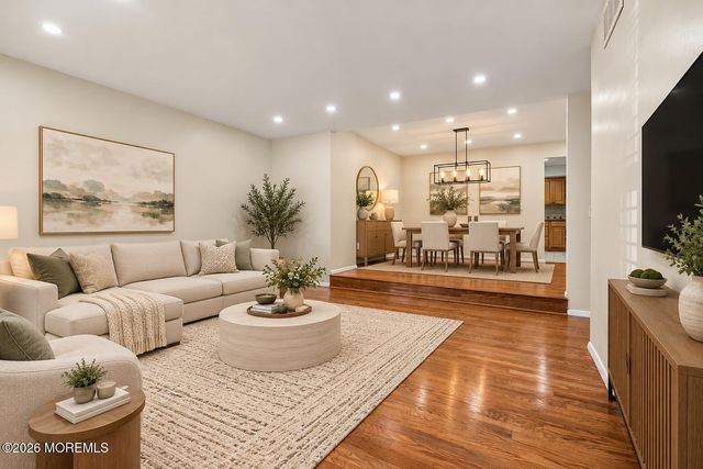 97 Bowline Street, Beachwood, NJ 08722