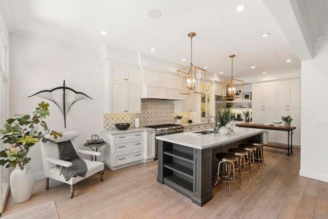 9643 Claiborne Square, La Jolla, CA 92037