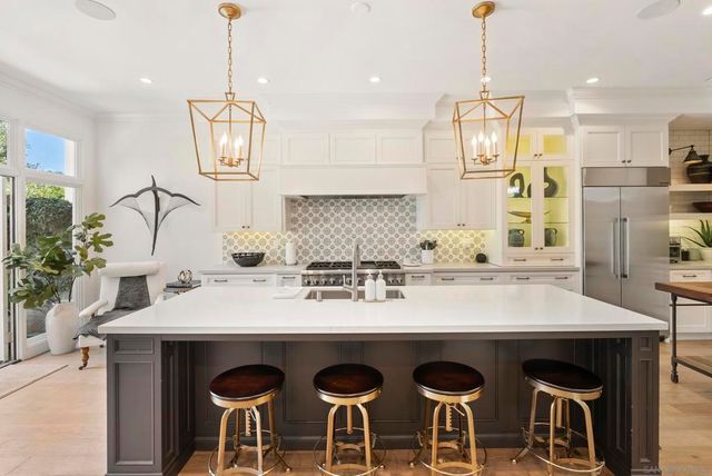 9643 Claiborne Square, La Jolla, CA 92037