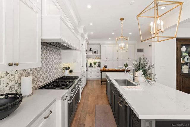 9643 Claiborne Square, La Jolla, CA 92037
