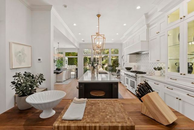 9643 Claiborne Square, La Jolla, CA 92037