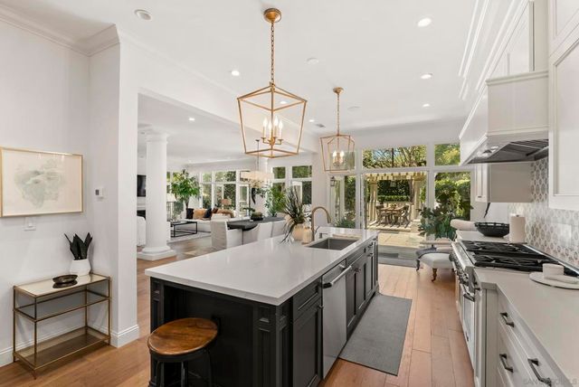 9643 Claiborne Square, La Jolla, CA 92037