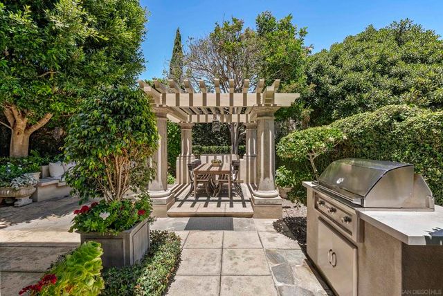 9643 Claiborne Square, La Jolla, CA 92037
