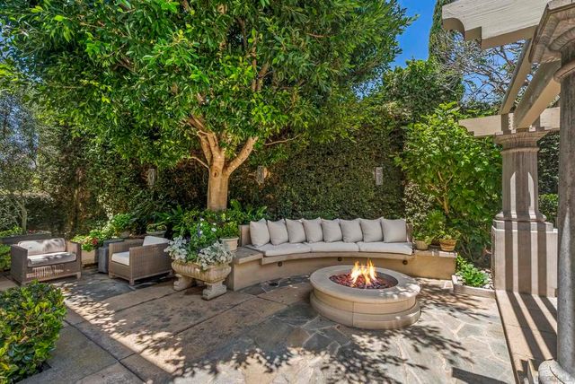 9643 Claiborne Square, La Jolla, CA 92037
