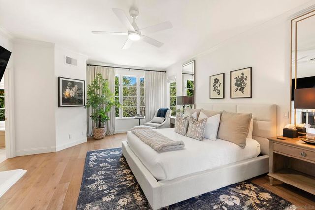 9643 Claiborne Square, La Jolla, CA 92037