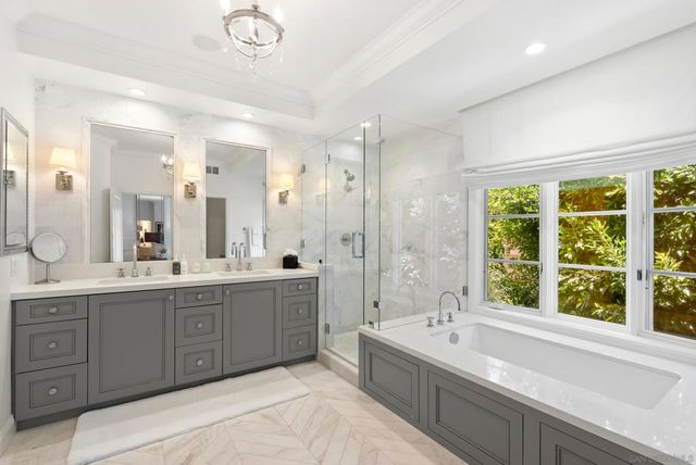 9643 Claiborne Square, La Jolla, CA 92037