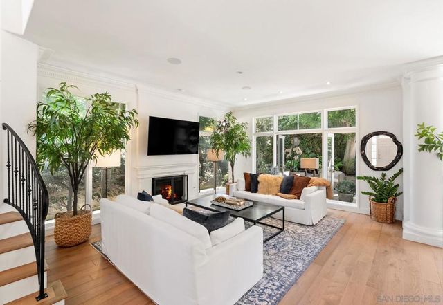 9643 Claiborne Square, La Jolla, CA 92037