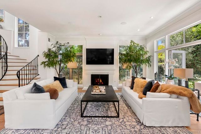9643 Claiborne Square, La Jolla, CA 92037