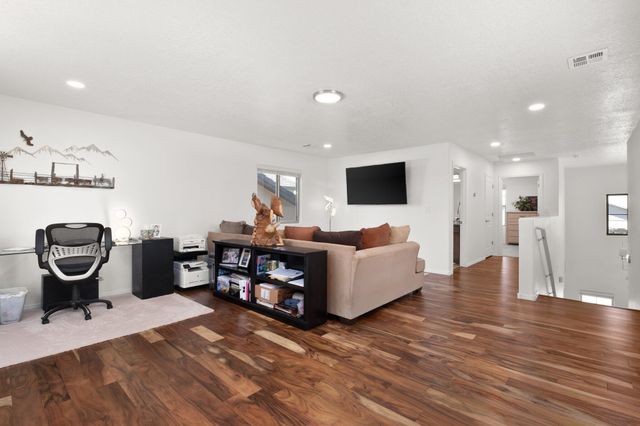 6028 NAUMAN Drive SE, Albuquerque, NM 87106