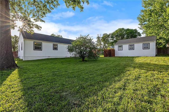 1227 N Jesse James Road, Excelsior Springs, MO 64024