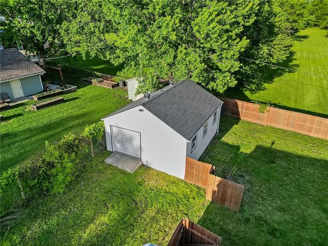 1227 N Jesse James Road, Excelsior Springs, MO 64024