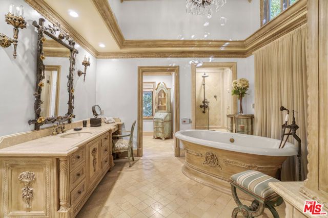 821 N Whittier Drive, Beverly Hills, CA 90210