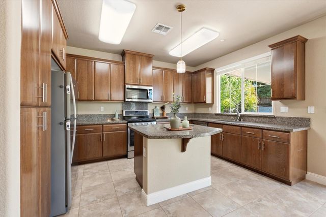 2113 Dripping Rock Ln, Lincoln, CA 95648