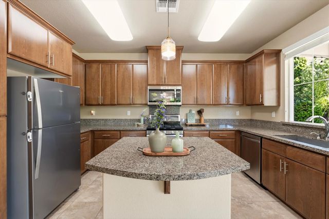 2113 Dripping Rock Ln, Lincoln, CA 95648