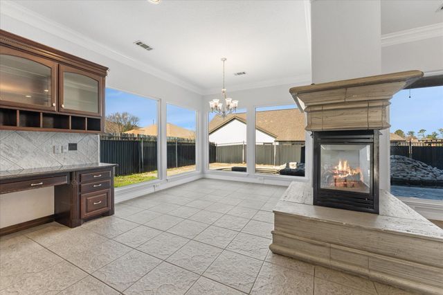 98 Victoria Drive W, Montgomery, TX 77356