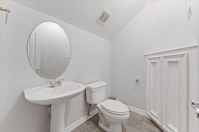 98 Victoria Drive W, Montgomery, TX 77356