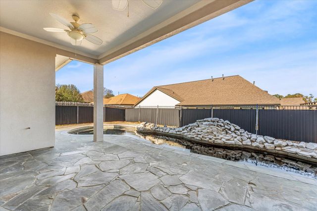 98 Victoria Drive W, Montgomery, TX 77356