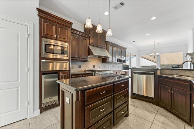 98 Victoria Drive W, Montgomery, TX 77356