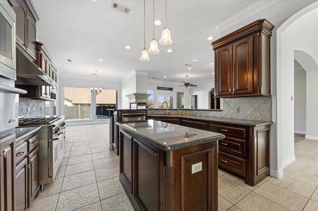 98 Victoria Drive W, Montgomery, TX 77356