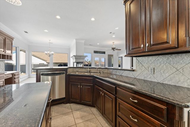 98 Victoria Drive W, Montgomery, TX 77356