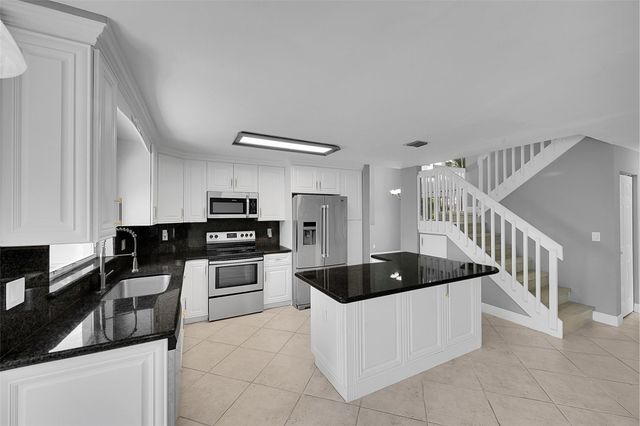 8236 White Rock Cir, Boynton Beach, FL 33436